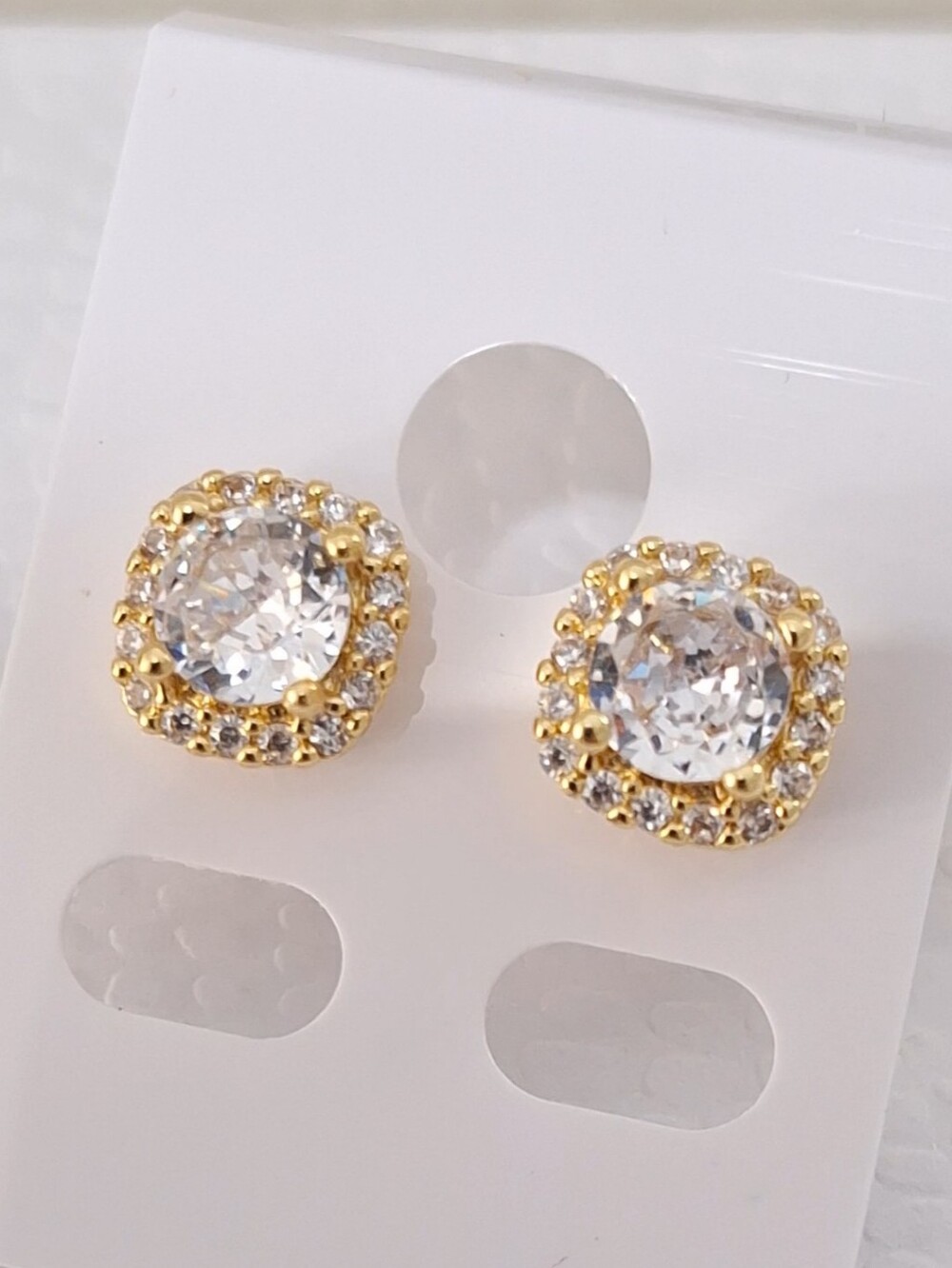 Diamonds stud earrings